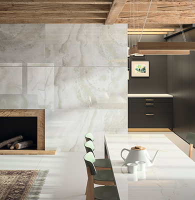 Rivestimento e tavolo in Dekton Fiord Glacier