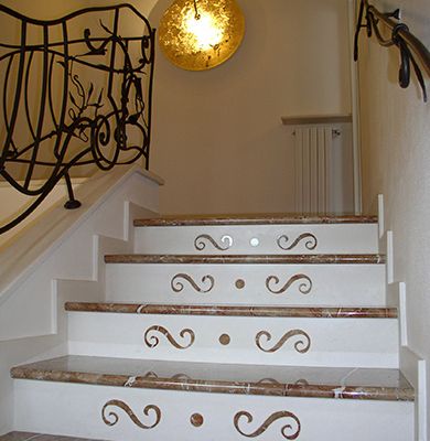 Scala in Marmo Rosso Corallo con intarsi