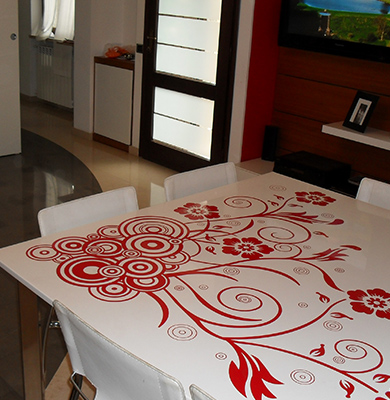 Tavolo con decoro floreale