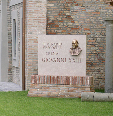 Targa in Marmo Iside Pearl con statua in Bronzo