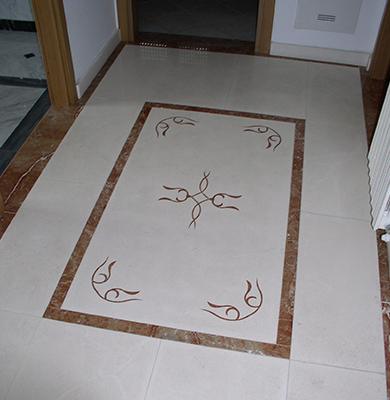 Pavimento in Marmo Limestone e rosso corallo con intarsio